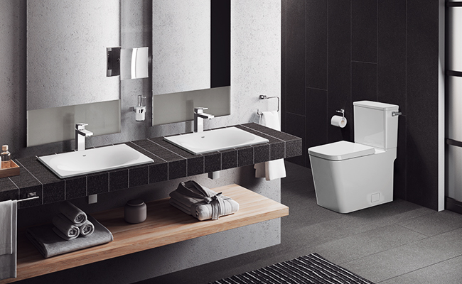 Complete bathroom with a one-piece toilet