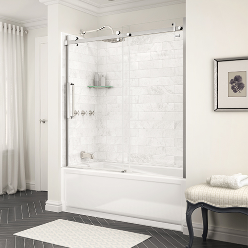 Salle de bain avec douche et baignoire