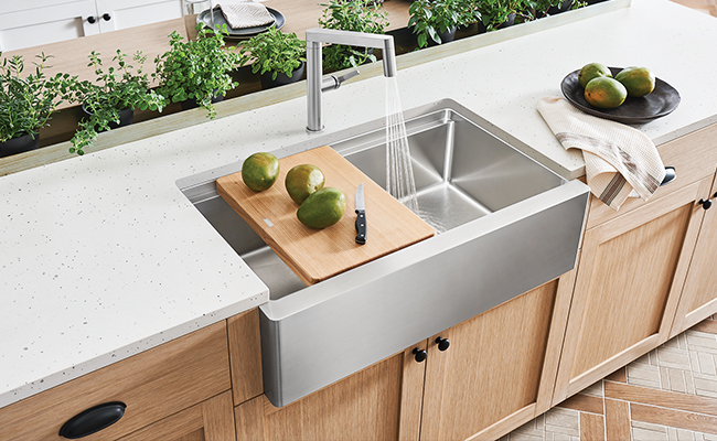 Modern style kitchen with a Quatrus R15 apron sink and Panera de Blanco faucet
