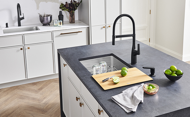 Modern style kitchen with a Quatrus R15 sink with a Rivana faucet and soap dispenser as well as a Quatrus cutting board from Blanco