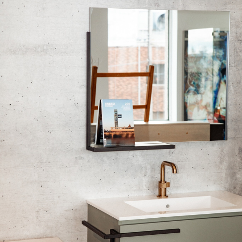 Une des suites de la boutique Espace Plomberium Acadie avec le Guide des 200 adresses de designers et d’architectes québécois d’Index Design.
