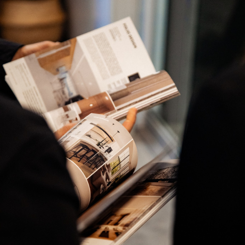 Deux personnes en train de lire le Guide des 200 adresses de designers et d’architectes québécois d’Index Design.
