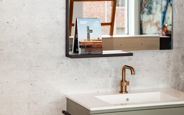 Une des suites de la boutique Espace Plomberium Acadie avec le Guide des 200 adresses de designers et d’architectes québécois d’Index Design.