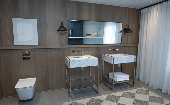Lavabos, toilette et miroir de la suite à la boutique de Saint-Jérôme par la gagnante du Concours Designer 2022 Elizabeth Dubé de la Maison Gabelli