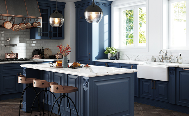Cuisine complète comprenant un robinet, distributeur de savon, distributeur d’eau chaude ainsi que d’un robinet remplisseur de marmites de la collection Edwardian de Perrin & Rowe au chrome et évier de style farmhouse de Shaw