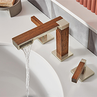 Un robinet de lavabo dans une salle de bain avec un fini mixte de bois et de métal