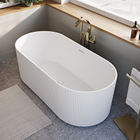 Baignoire striée dans une salle de bain avec un robinet sur pied