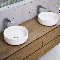 Deux lavabos et des robinets chrome dans une salle de bain.