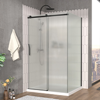 Douche entre deux mûrs avec des portes en verre flûte.