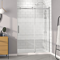 Douche et robinetterie chrome.