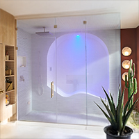 Grande douche vapeur avec robinetterie or.