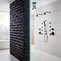 Salle de bain avec double robinetterie de douche noire.