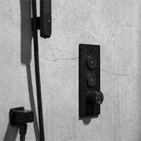 Robinetterie de douche noir.