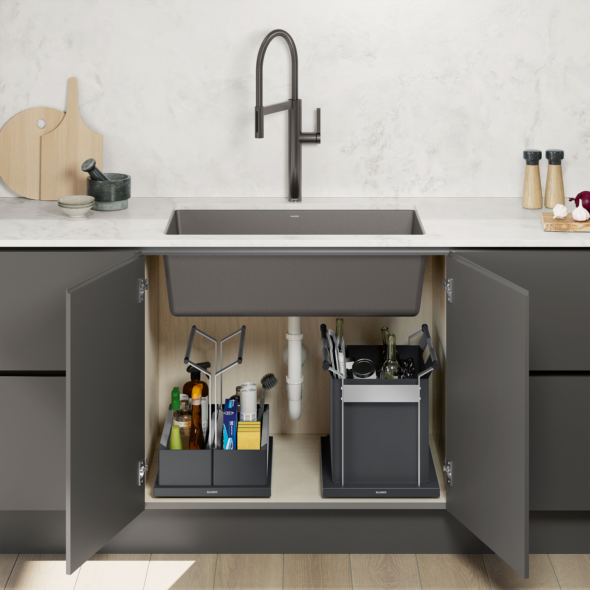 Un robinet et évier de cuisine avec des accessoires organisateurs.