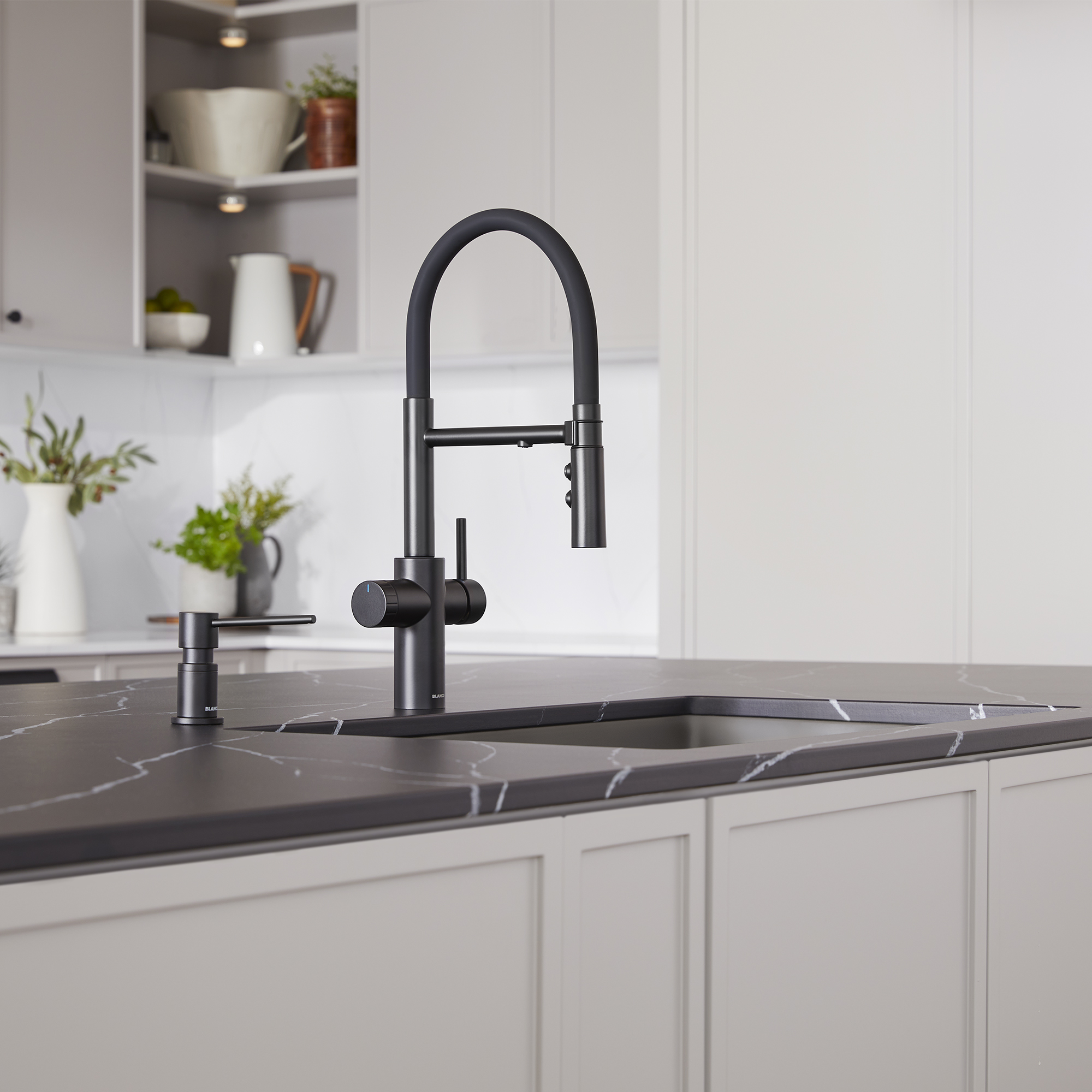 Black kitchen faucet Catris of Blanco.