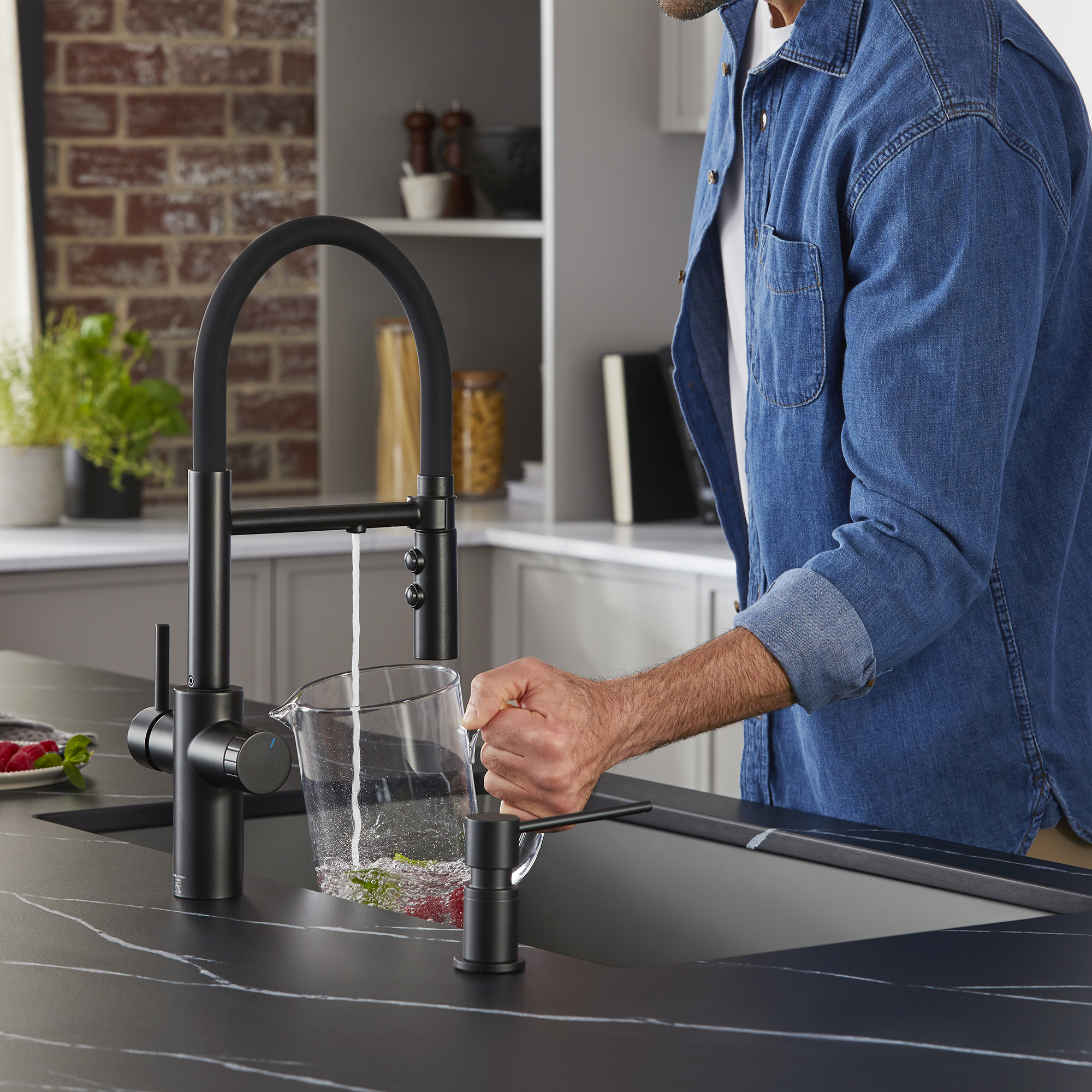 Robinet de cuisine avec un filtre intégré.