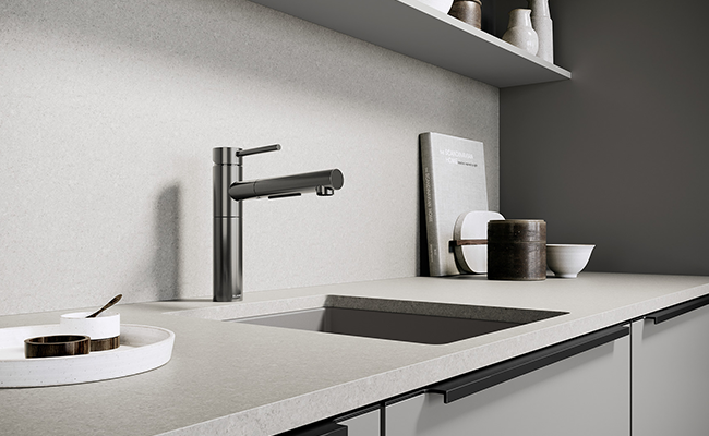 Un robinet noir simple pour petite ou moyenne cuisine.