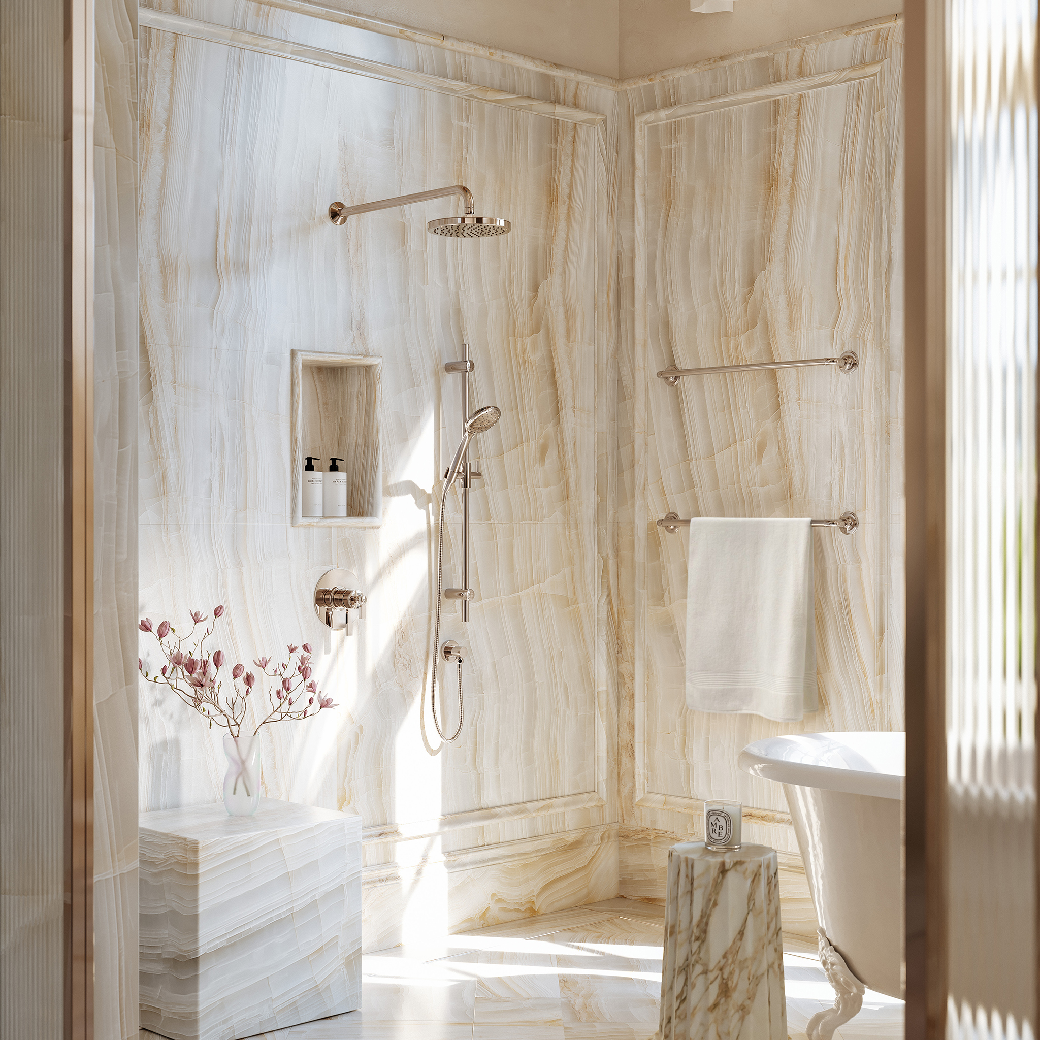 Système de douche avec deux supports pour serviettes.