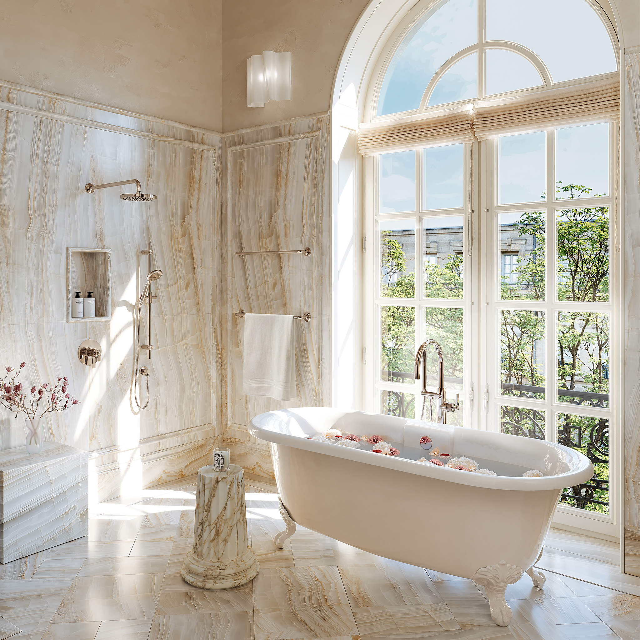 Système de douche, supports pour serviettes ainsi qu’une baignoire avec une robinetterie au sol.
