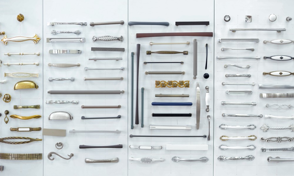 When To Use Knobs vs. Pulls on Your Cabinet