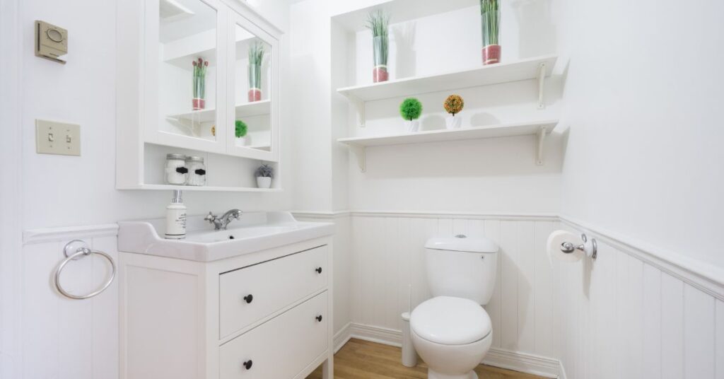 How To Organize a Small Bathroom in 10 Easy Steps