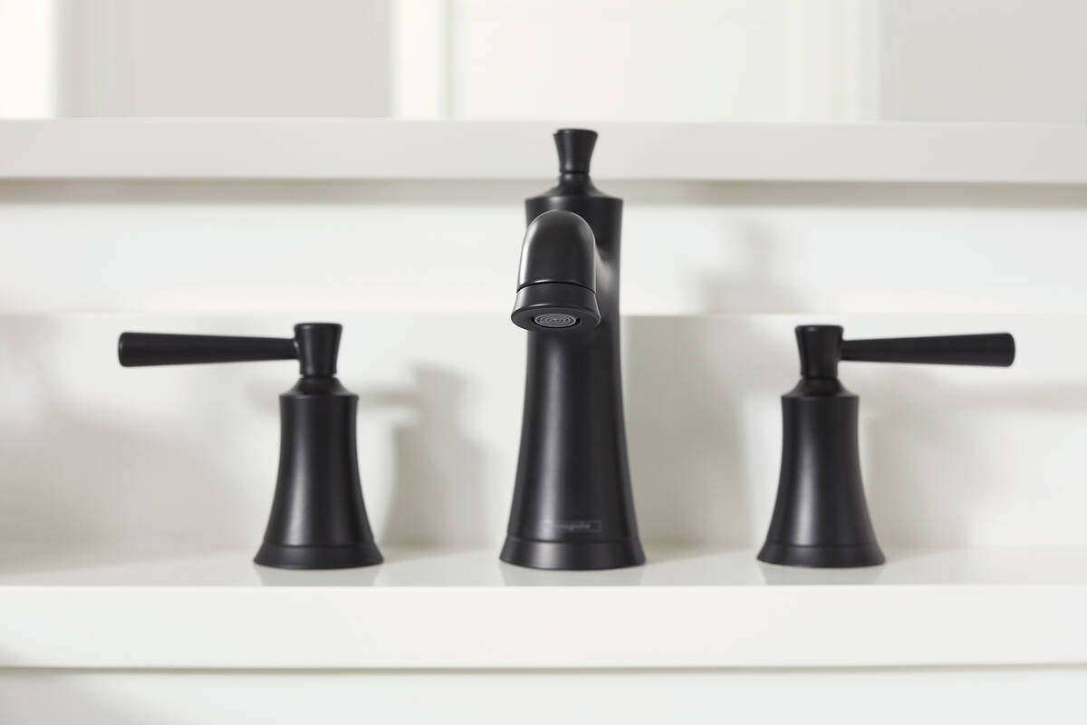 Mitigeur en bronze mat brossé, plan de lavabo blanc.